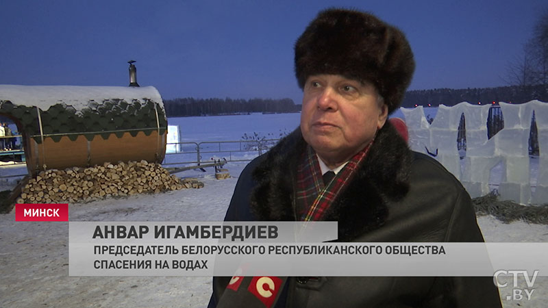 «Как только рабочий день закончился, сразу сюда». Что рассказывают люди, которые решили окунуться в прорубь на Крещение -16