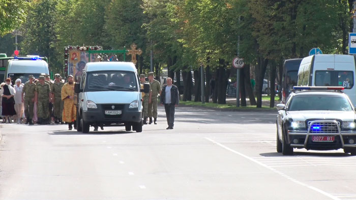 В Новополоцке около полутора сотен человек прошли крестным ходом с иконами