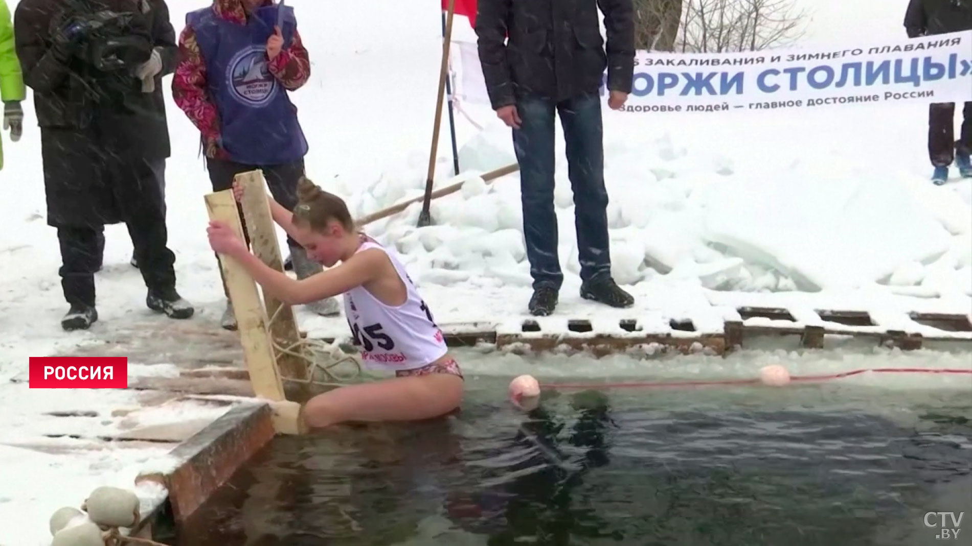 Бег в бикини и плавание в ледяной воде. В России не побоялись мороза и устроили соревнования по криатлону-1