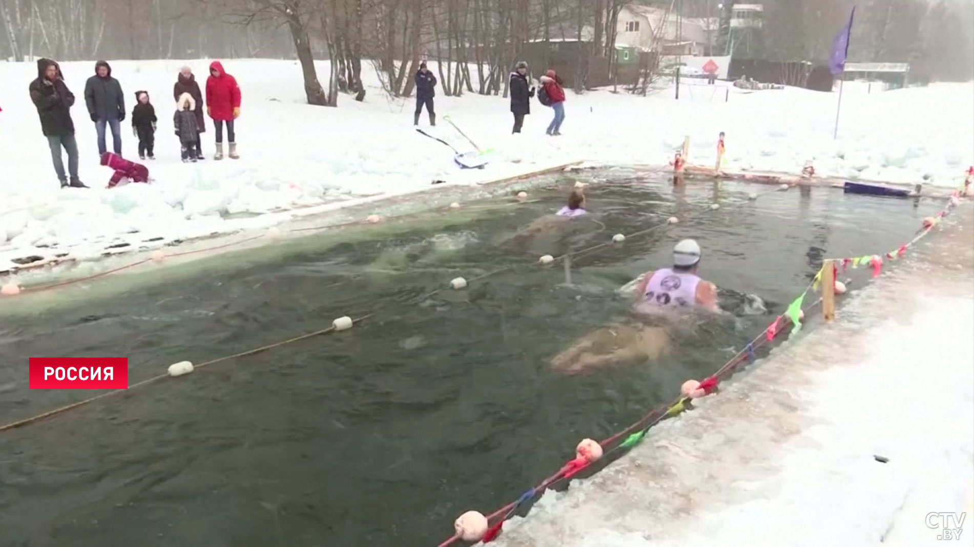 Бег в бикини и плавание в ледяной воде. В России не побоялись мороза и устроили соревнования по криатлону-4