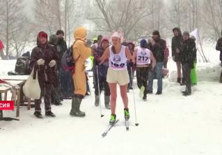 Бег в бикини и плавание в ледяной воде. В России не побоялись мороза и устроили соревнования по криатлону