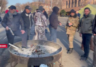 Политический кризис в Армении: протестующие провели ночь на улице возле парламента