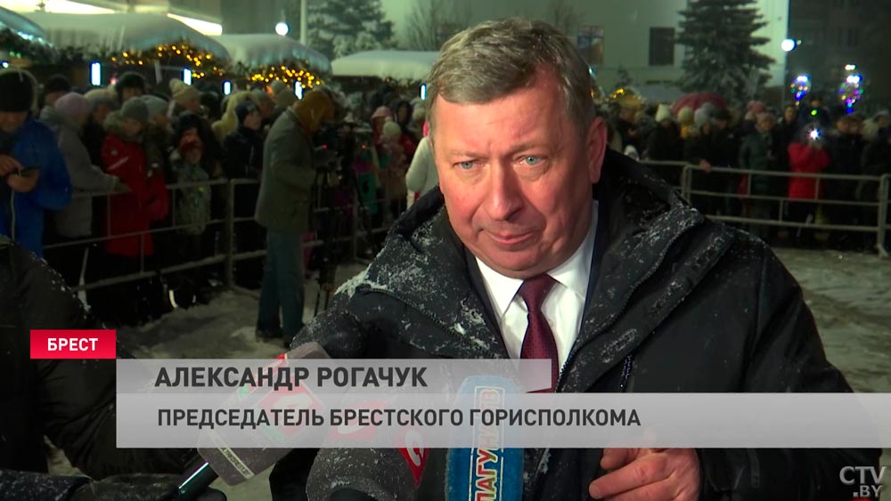 В Бресте выбрали пушистый талисман 2023 года и зажгли главную ёлку города. Эмоции жителей на празднике-25