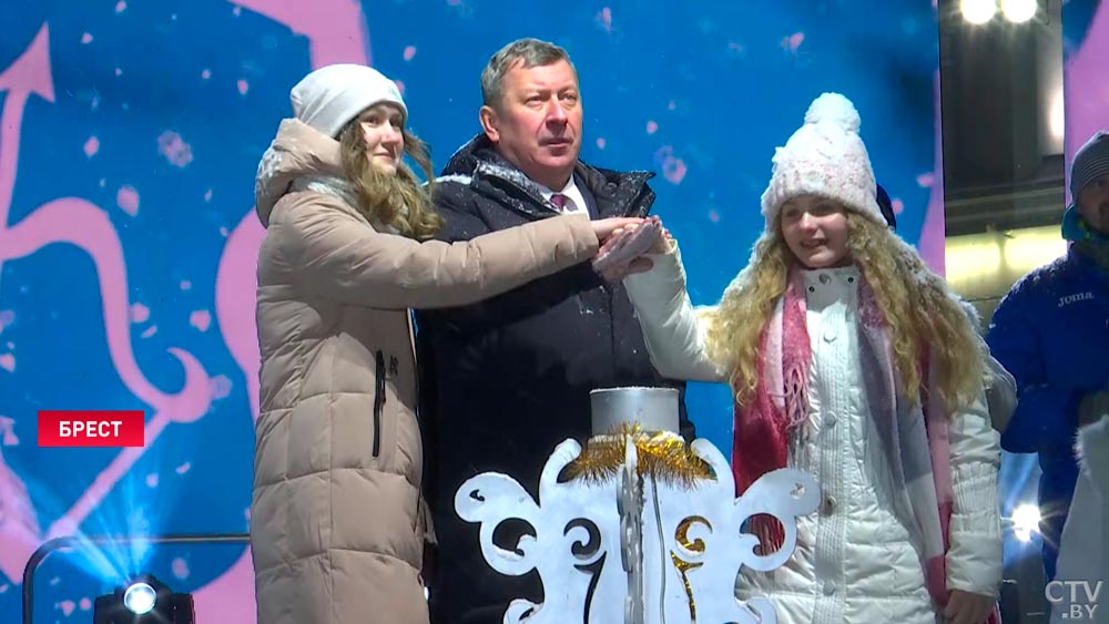 В Бресте выбрали пушистый талисман 2023 года и зажгли главную ёлку города. Эмоции жителей на празднике-13