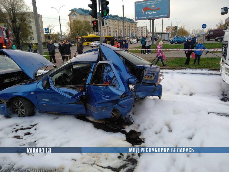 В Бресте на перекрёстке участниками аварии стали пять машин-7