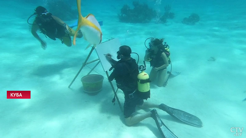 Художник-дайвер рисует под водой картины с морскими пейзажами: фотофакт-8