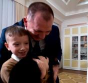 «Видишь, какая хорошая». Иван Кубраков под Новый год подарил 7-летнему мальчику щенка