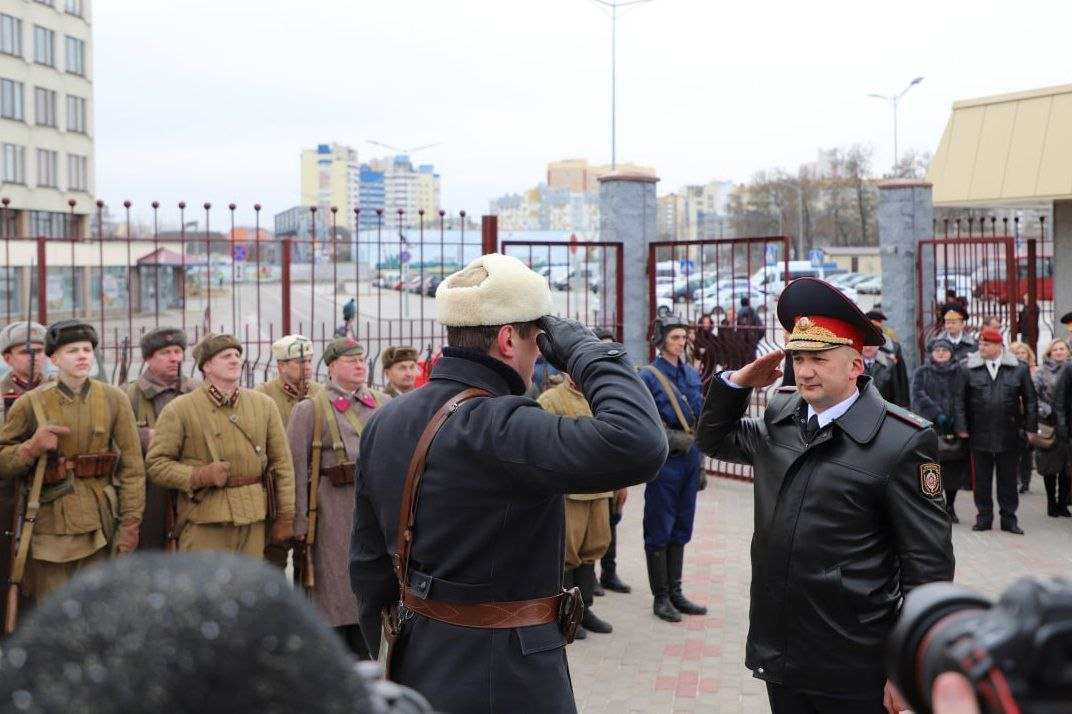 Поезд памяти и реконструкция обороны Брестского вокзала. Как в Беларуси отметили День милиции?-10