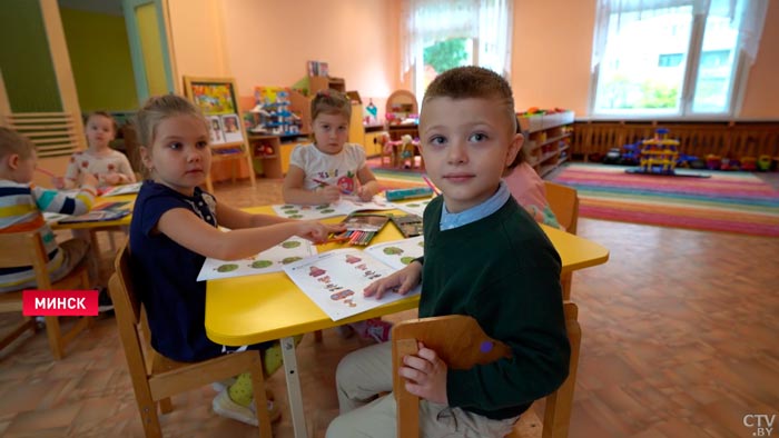 Кубраков поздравил 5-летнего мальчика с днём рождения. Имениннику подарили милицейскую машину на пульте управления-1
