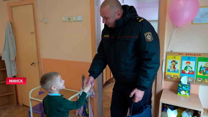 Кубраков поздравил 5-летнего мальчика с днём рождения. Имениннику подарили милицейскую машину на пульте управления-4