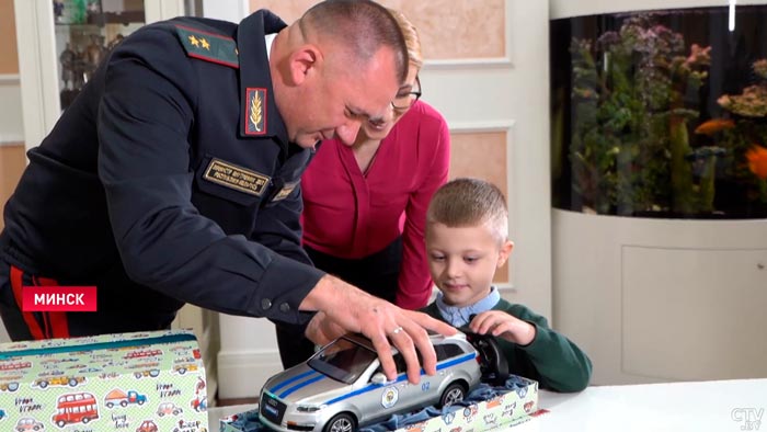 Кубраков поздравил 5-летнего мальчика с днём рождения. Имениннику подарили милицейскую машину на пульте управления-10