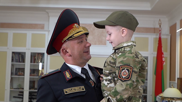 Кубраков поздравил 5-летнего мальчика с днём рождения. Имениннику подарили милицейскую машину на пульте управления