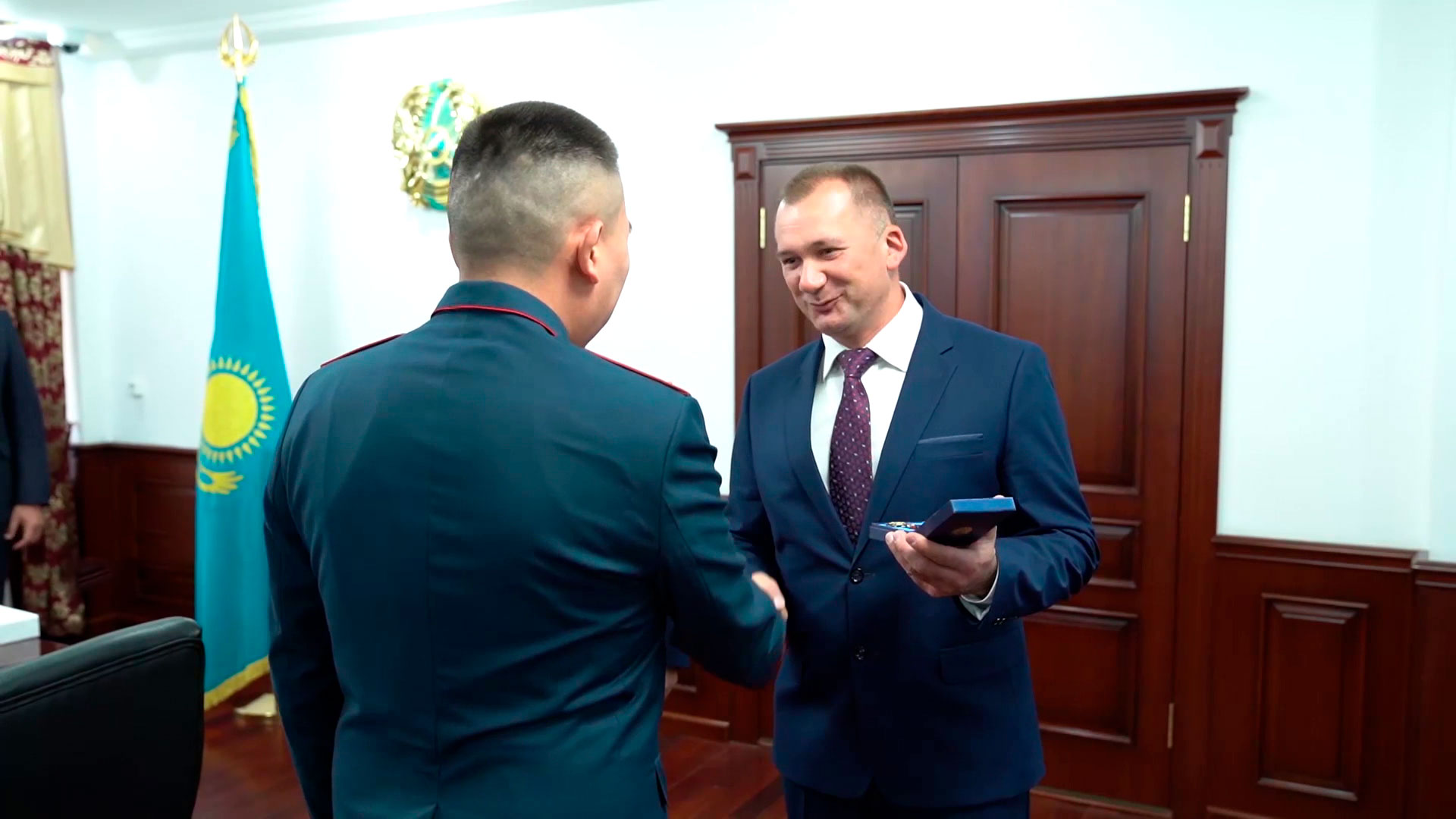 Казахстанские полицейские не оставили в беде белоруса и исполнили его мечту. Иван Кубраков наградил офицеров