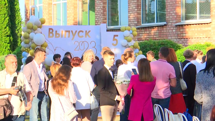 Владимир Кухарев вручил золотые медали выпускникам минской гимназии