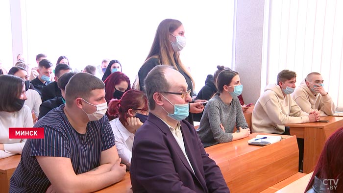 «Мой вопрос состоял в льготном проезде». Владимир Кухарев встретился со студентами БГЭУ-1