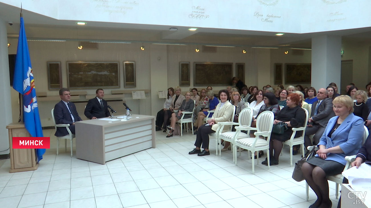 ​«Я очень люблю свою работу». Победителей конкурса «Академия урока» наградил Владимир Кухарев-13
