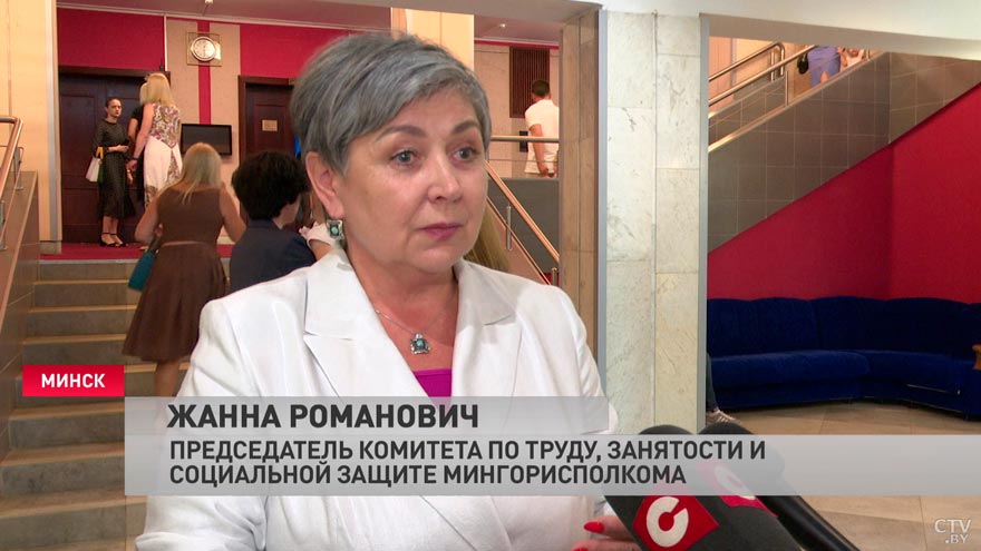 «Есть и контролёр-кассир, и работник церкви, и военнослужащая». Владимир Кухарев вручил 23 ордена Матери-4