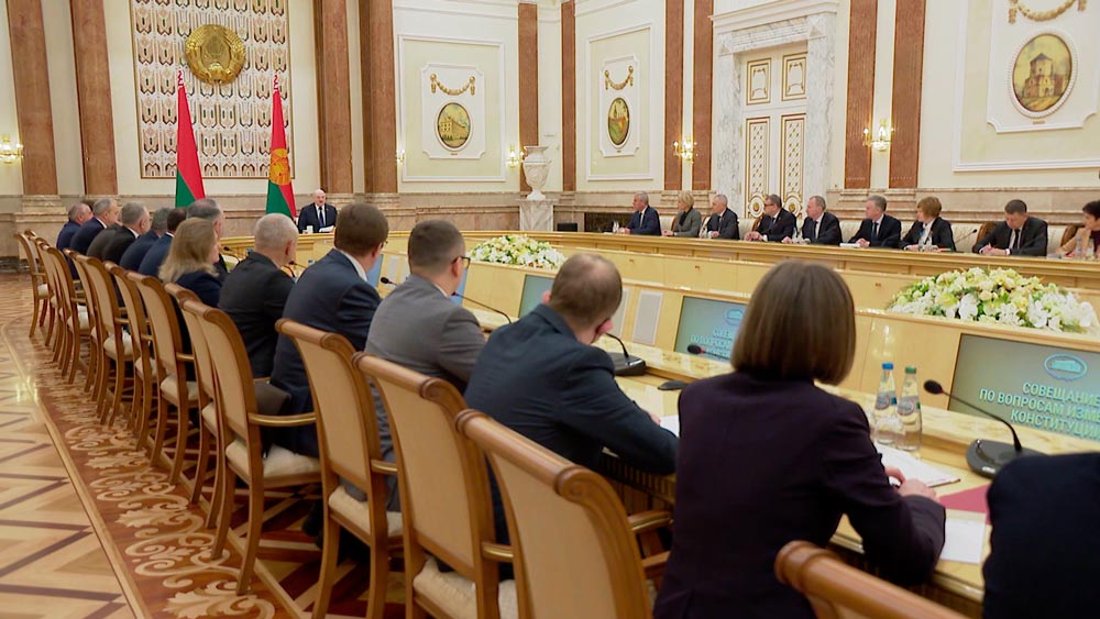 «Кухарка или клоун не должны претендовать на высокий пост». Чиновники обсудили предложения белорусов в проект Конституции