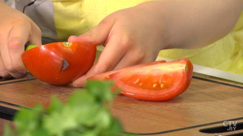 Куриное филе с сыром и овощами, запечённое в лепешке. Пошаговый рецепт-12