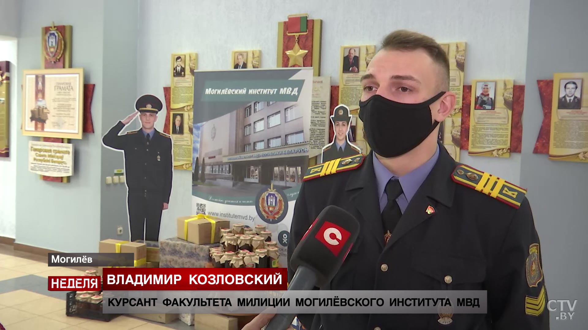 «Оказываем помощь вещами и продуктами». Курсанты Могилёвского института МВД помогают пожилым людям-3
