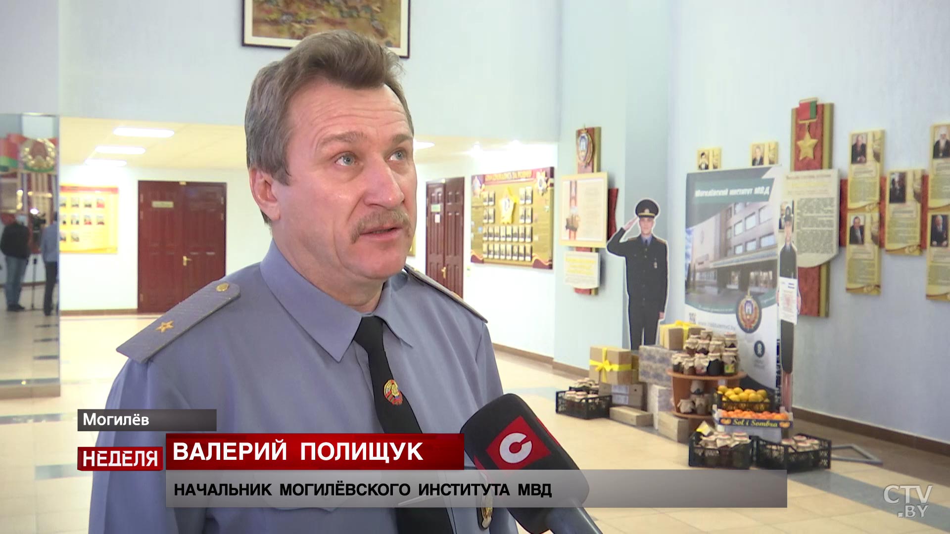 «Оказываем помощь вещами и продуктами». Курсанты Могилёвского института МВД помогают пожилым людям-9