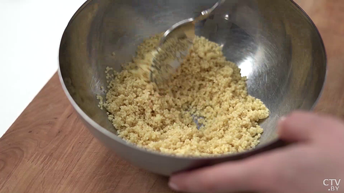 Эту крупу даже не нужно варить. Рассказываем рецепт кускуса с овощами-4