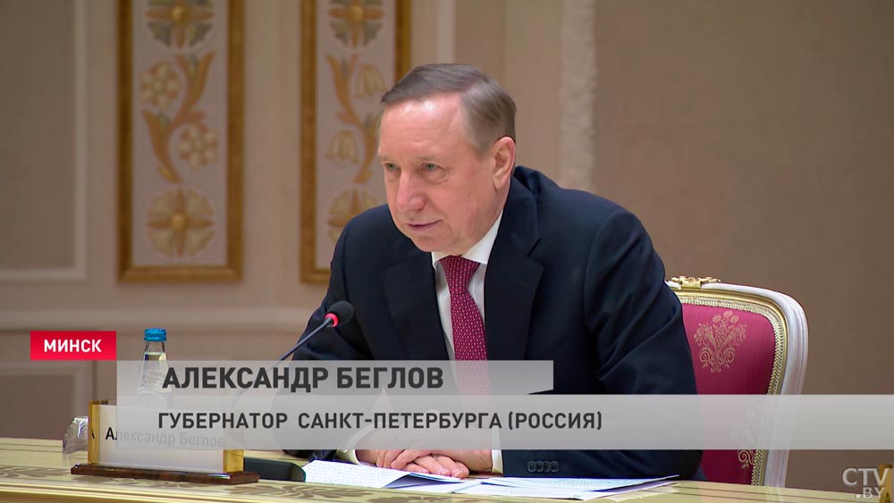 «Мне кусочек хотя бы. Я домой отнесу, детям покажу». Что Александр Лукашенко попросил у губернатора Петербурга?-1