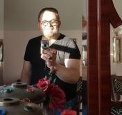 Пианино с клавишами из слоновой кости. Александр Васильев показал интерьер своей квартиры