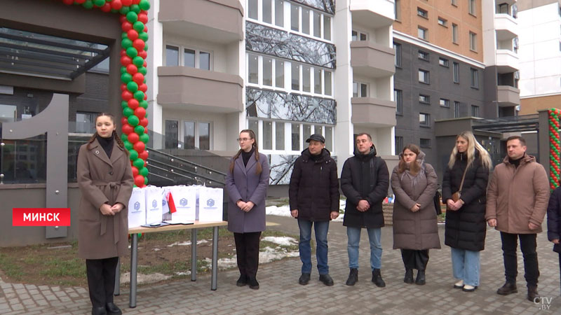 «Осталось только купить диван». Работники столичного предприятия получили ключи от арендных квартир-1