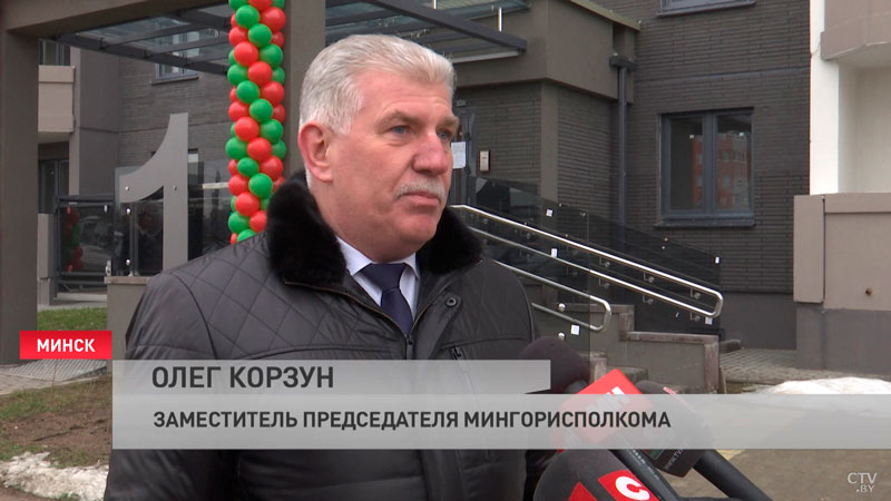 «Осталось только купить диван». Работники столичного предприятия получили ключи от арендных квартир-7