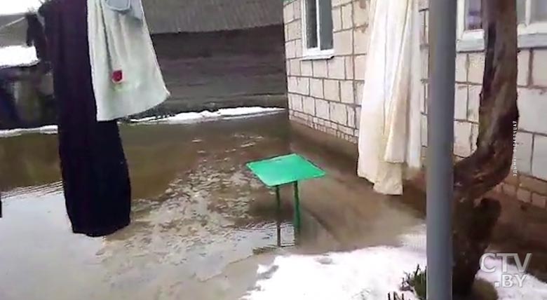 В Солигорском районе паводком размыло улицу деревни и затопило дворы-4