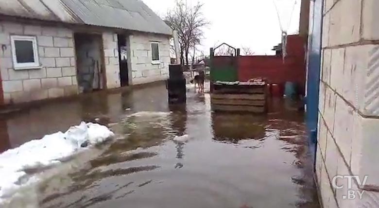 В Солигорском районе паводком размыло улицу деревни и затопило дворы-1