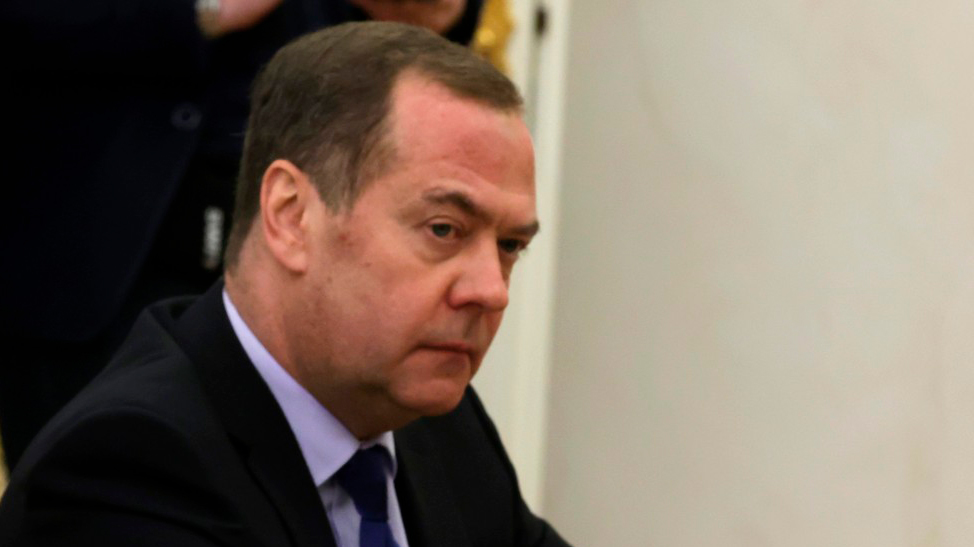 Медведев: Трамп-миротворец начал новую войну для США из-за удара по Ирану-0