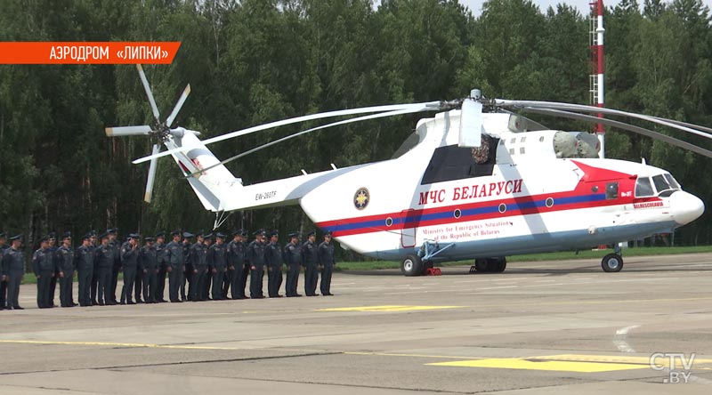 Они вышли из вертолета уставшими, но счастливыми: белорусские спасатели рассказали, как боролись с пожаром в Латвии -4