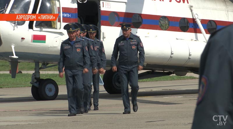 Они вышли из вертолета уставшими, но счастливыми: белорусские спасатели рассказали, как боролись с пожаром в Латвии -7