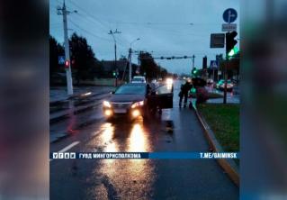 В Минске автомобиль сбил женщину, которая переходила дорогу на зелёный свет