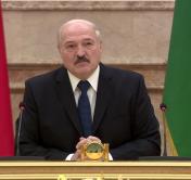 Александр Лукашенко: «Врачи должны лечить. Точка. Не открывать, не закрывать, не шить маски, не бегать по стране за бахилами»