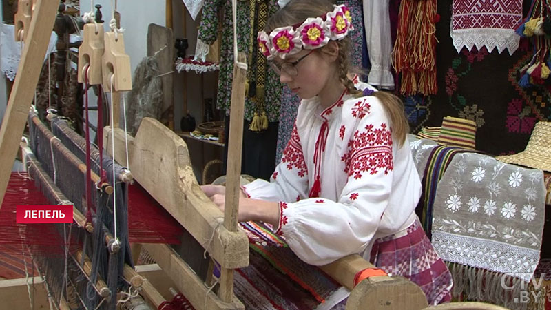 Претендует на звание культурного наследия Беларуси. Чем уникальны одеяла, которые ткут мастерицы в Лепеле-23