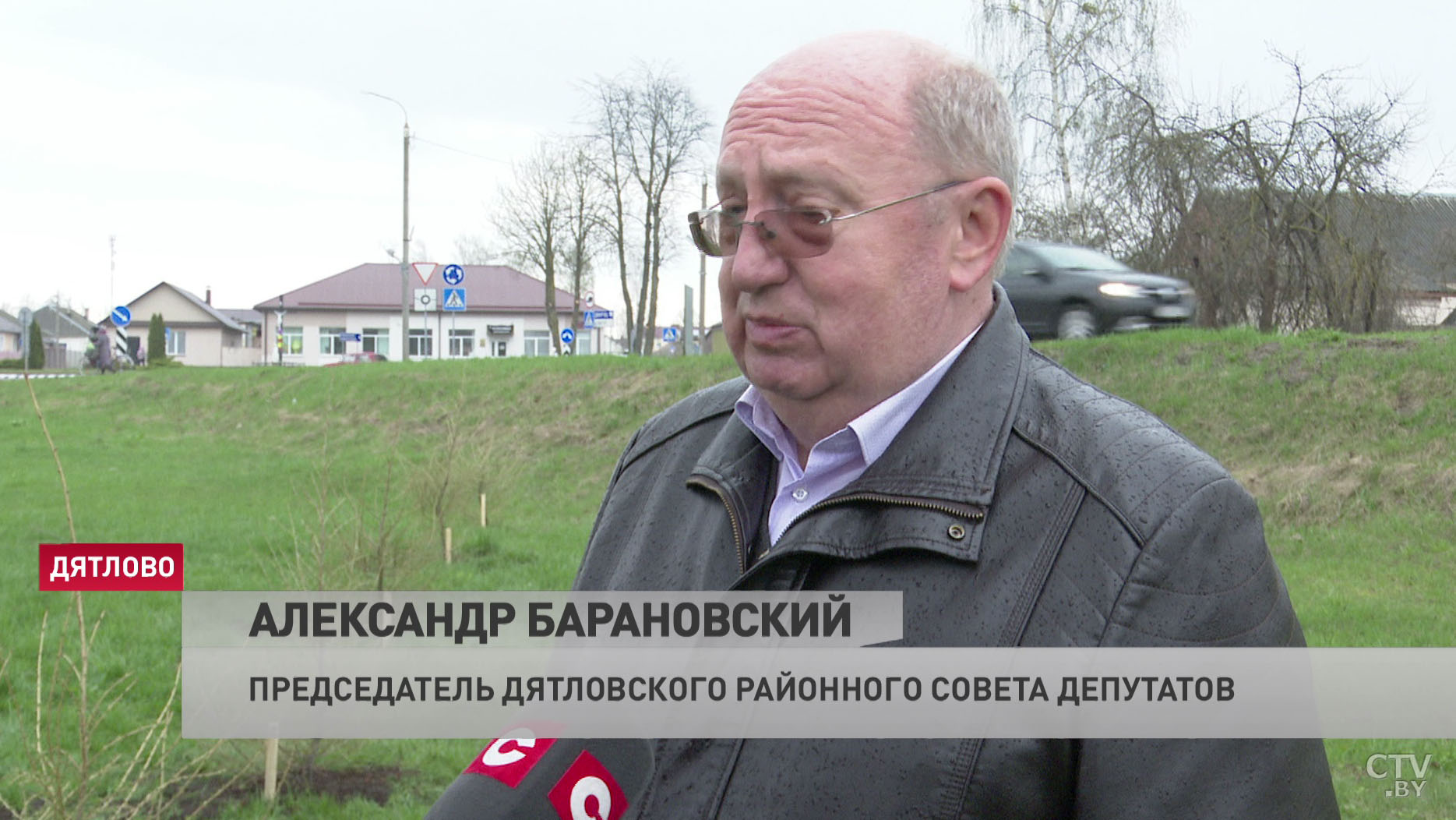 «Надо заниматься детьми, надо детей направлять в нужное русло». Рядом с обелиском Славы в Дятлово высадили аллею-7