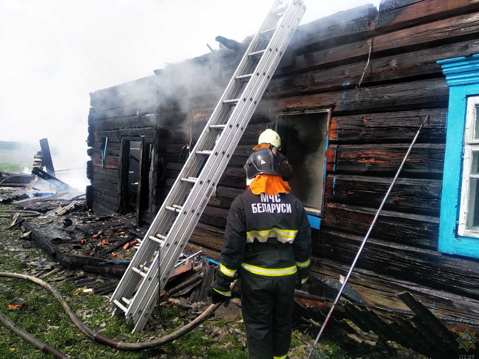 В Лельчицком районе лесник спас двоих детей из горевшего дома-1