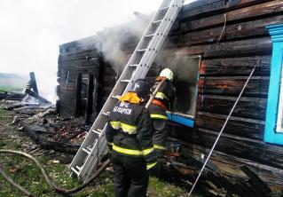 В Лельчицком районе лесник спас двоих детей из горевшего дома