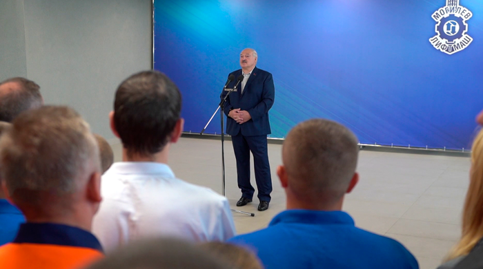 Лукашенко: «Путин мне часто говорит: вот молодцы, вы даже микроэлектронику сохранили»
