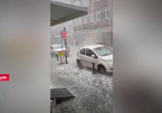 На Стамбул обрушился мощный ливень с градом. Спасателям пришлось эвакуировать людей