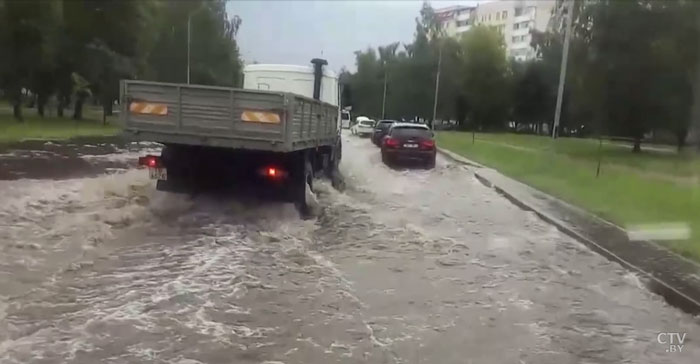 Проливные дожди превратили могилёвские улицы в реки. Видеофакт-1