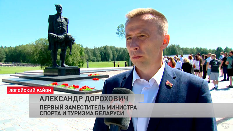 Легенды белорусского и российского футбола возложили цветы к мемориалу в «Хатыни»-7