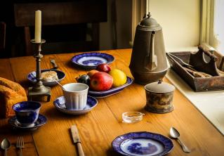 Семья пригласила родственников на застолье, но это была ловушка. Не было ни столов, ни стульев