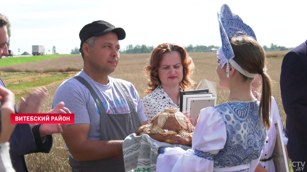 «Сам сею, сам убираю». Прямо в поле поздравили первого комбайнера-двухтысячника в Витебской области-4