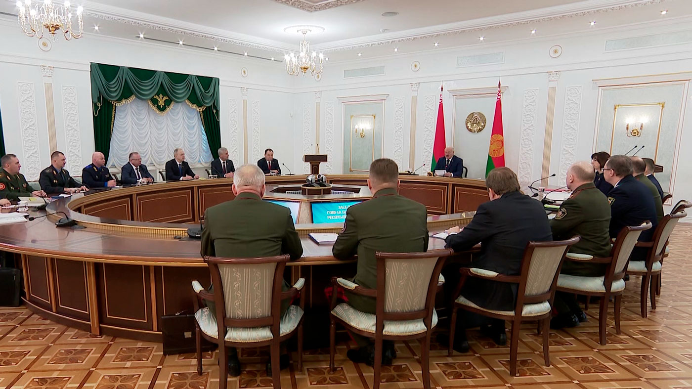 Президент: каждый мужчина, да и не только мужчина, должен уметь обращаться с оружием
