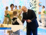 Александр Лукашенко вручил госнаграды и премии известным белорусам 12 января Александр Лукашенко вручил госнаграды и премии известным белорусам 12 января