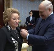 Александр Лукашенко вручил Валентине Матвиенко орден Франциска Скорины